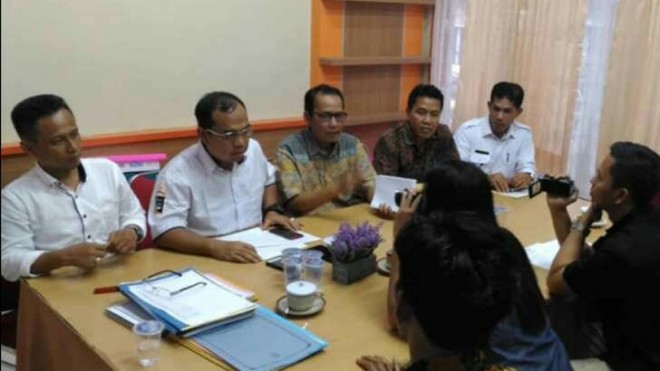 Komisioner KPU Provinsi Jambi menggelar keterangan pers usai menetapkan daftar calon tetap (DCT) anggota DPRD Provinsi Jambi. Memasuki tahapan kampanye, KPU ingatkan pelaporan LPSDK. FOTO : FAIZARMAN/JE