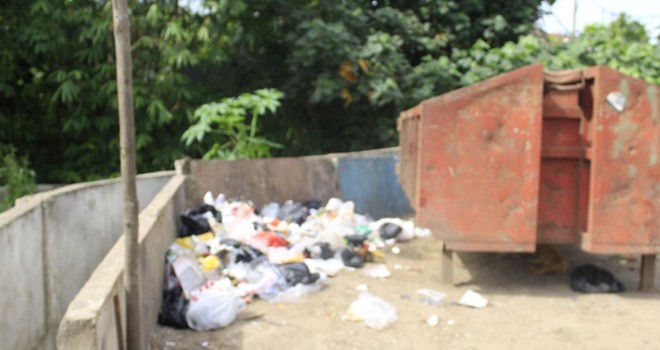 Walaupun sudah disetiapkan tempat sampah oleh Pemkot Jambi, tetapi warga tetap membuang sampah di luar tempat yang disediakan.