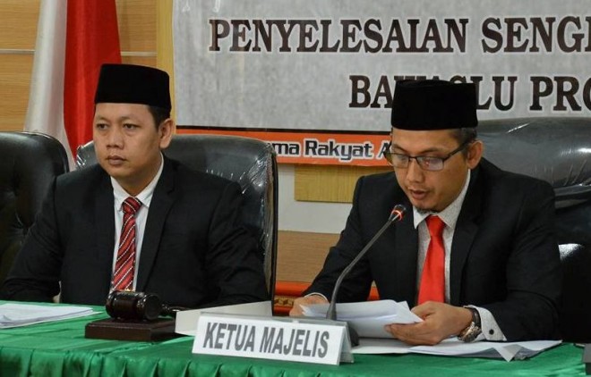 FAIZARMAN/JE Ketua Bawaslu Provinsi Jambi, Asnawi membacakan putusan adjudikasi sengketa Pemilu. Masuki akhir tahun 2018, Bawaslu sudah tangani puluhan dugaan pelanggaran.