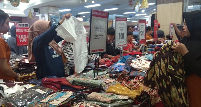 Ramayana Jambi turut meramaikan Promo Natal dan Tahun Baru dengan midnight sale hingga 80 persen.