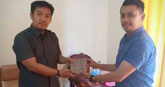 Uang denda Rp100 juta yang diserahkan keluarga terpidana Hasnadi ke Kejari Tebo, Rabu (16/12). Foto : Munasdi