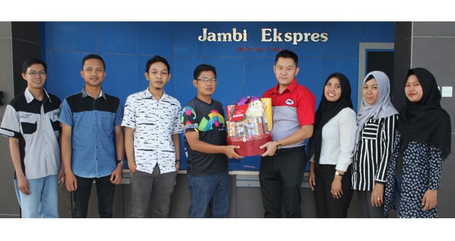Foto bersama saat Kacab JNE Cabang Jambi dan tim menyerahkan bingkisan yang langsung diterima Redaktur Metropolis dan Tim Iklan. Foto : Fauzi Yos / Jambi Update