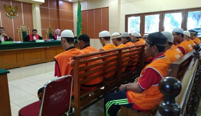 20 Terdakwa penyelundupan Baby Lobster saat mendengarkan tuntutan di Pengadilan Negeri Jambi, Kamis (27/12).  Foto : Ist For Jambi Update