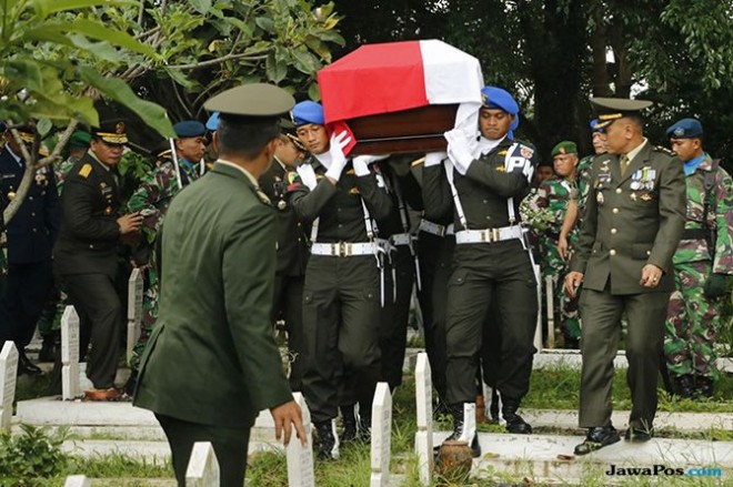 Prosesi pemakaman Letkol Dono Kuspriyanto. Perwira menengah TNI AD itu dimakamkan secara militer. (Nelvi/Radar Bogor/Jawa Pos Group)