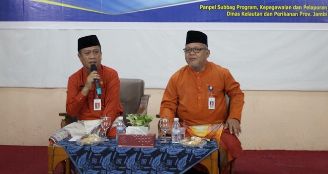 Dari kiri Kepala DKP Provinsi Jambi dan Kabid Pengawasan dan Penguatan Daya Saing selaku moderator saat sesi Tanya jawab dengan undangan. Foto : Fauzi Yosi / Jambi Update