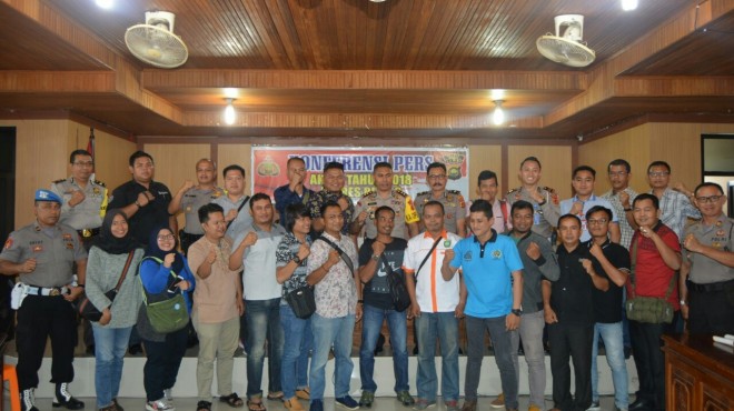 Foto bersama kapolres bungo dan awak media usai menggelar konferensi pers. 