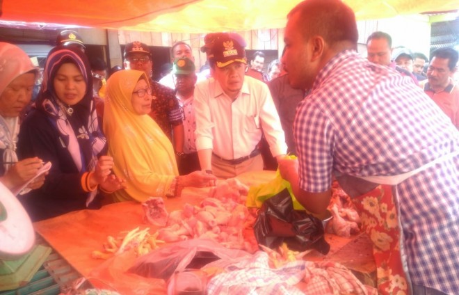 Bupati Kerinci Bersama Kapolres dan Dandim Sidak Pasar Tradisional. Foto : Gusnadi / Jambiupdate