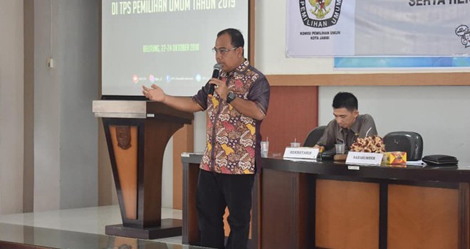 Komisioner KPU Provinsi Jambi, M. Sanusi menjadi pemateri sosialisasi pemungutan dan penghitungan suara pada Pemilu 2019. Foto : Ist For Jambiupdate 