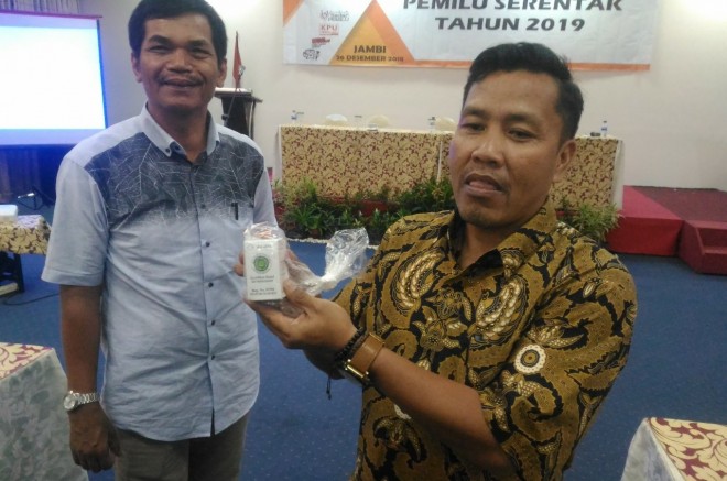 Komisioner KPU Provinsi Jambi Apnizal memperkenalkan spesifikasi kotak dan bilik yang akan digunakan pada pemungutan dan penghitungan suara pada Pemilu 2019. Foto : Faizarman / Jambiupdate