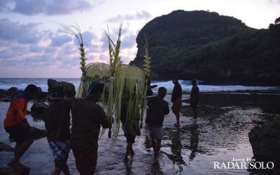 ANTISIPASI: Tradisi Labuhan Ageng Suran di Pantai Sembukan belum lama ini. BPBD mengingatkan potensi gelombang tinggi.Â (IWAN KAWUL/RADAR SOLO)