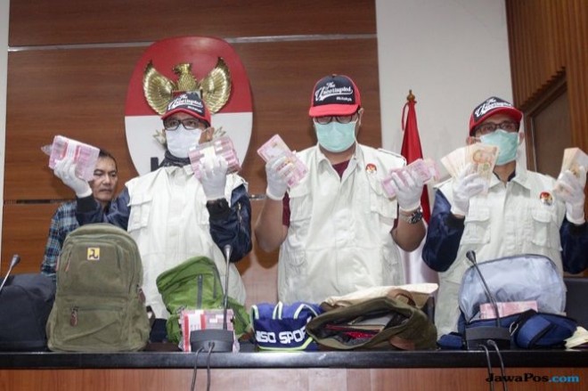 Tim Komisi Pemberantasan Korupsi (KPK) menunjukkan barang bukti uang dalam konferensi pers dalam Operasi Tangkap Tangan (OTT) dilingkungan Kementerian Pekerjaan Umum dan Perumahan Rakyat (PUPR) di Gedung Merah Putih KPK, Jakarta, Minggu (30/12). (Miftahul Hayat/Jawa Pos)