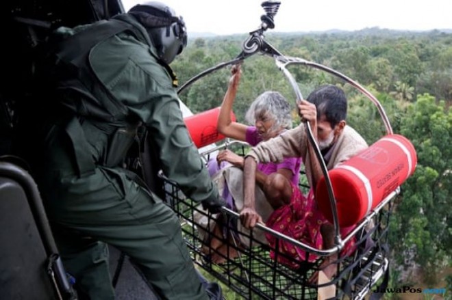Petugas penyelamat dan anggota angkatan bersenjata India telah dikerahkan di seluruh negara bagian dengan armada kapal dan pesawat dibawa untuk menyelamatkan ribuan orang yang masih terlantar (Reuters)