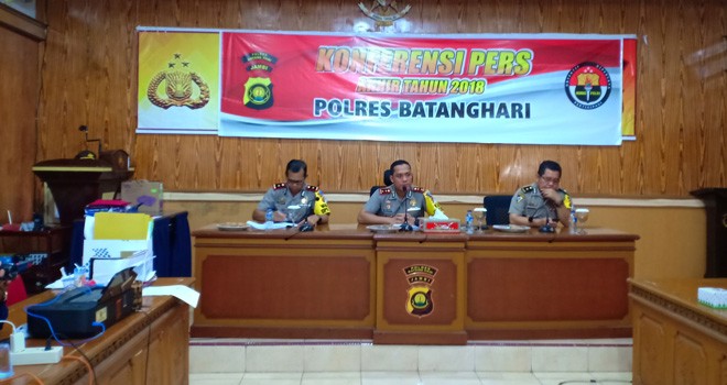 Kapolres Batanghari, AKBP Mohamad Santoso SIK saat menyampaikan rilis akhir tahun di Mapolres Batanghari, Minggu (30/12). Foto : Reza / Jambi Update