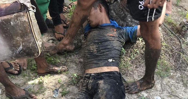 Pelaku Muhammad Rizky yang dalam keadaan tak sadarkan diri usai diamuk massa ketika aksinya mencuri kotak amal di Masjid Fastabiqul Khairat, RT 16, Kelurahan Pematang Sulur, Kecamatan Telanaipura, Kota Jambi, Minggu (30/12) dipergoki. Foto : Ist For Jambiupdate