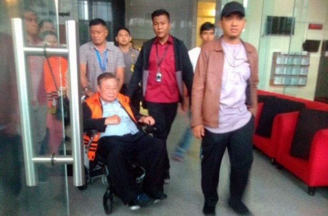 Tersangka kasus suap di Kementerian PUPR saat di akan ditahan. Foto : Ridwan / Jawapos