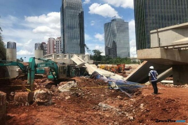 Enam balok konstruksi proyek Tol Desari Ambruk (Istimewa)