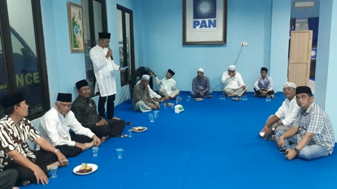Ratusan Kader PAN ikuti tausiah yang digelar di DPW PAN Provinsi Jambi, Senin (31/12).