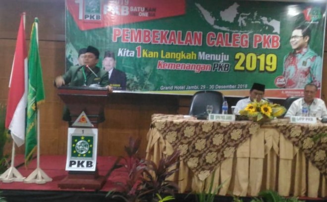 Ketua DPW PKB Provinsi Jambi, Sofyan Ali memberikan sambutan dihadapan Caleg pada acara pembekalan yang digelar di grand hotel, Sabtu (29/12) kemarin. Foto : Faizarman