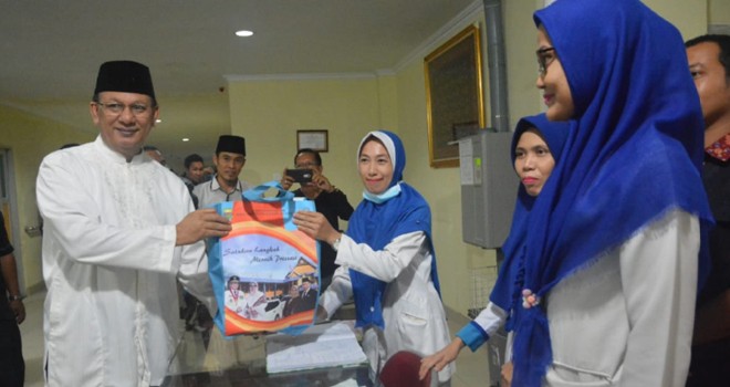 Pemprov Jambi Bagikan Bingkisan pada Pegawai RSUD Raden Mattaher.