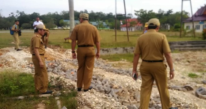 Wabup Sarolangun, Hilalatil Badri saat melihat langsung hasil pengerjaan fisik APBD 2018 di Lapangan Gunung Kembang, Sarolangun.