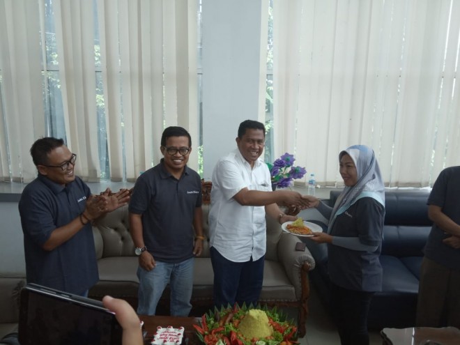 GM Jambi Ekspres Sarkawi bersama karyawan saat syukuran ulang tahun JE ke 20 di Graha Pena JE. Foto : Andri / Jambi Ekspres