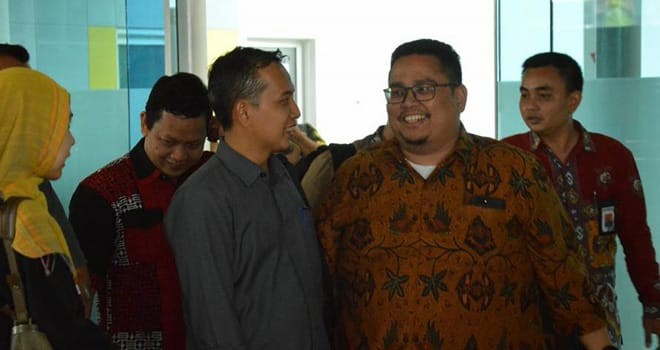 FAIZARMAN/JE PELANGGARAN : Ketua Bawaslu Provinsi Jambi Asnawi (kiri) menyambut kedatangan pimpinan Bawaslu RI di bandara Sultan Thaha Airport. Diduga langgar autaran kampanye, Caleg DPR RI akan diklarifikasi Bawaslu.