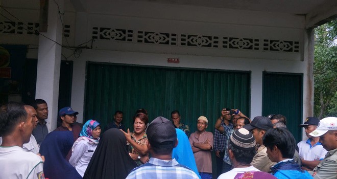 Ratusan warga mendatangi warung remang-remang yang berada di Jalan 21 Desa Perintis, Kecamatan Rimbo Bujang, Kabupaten Tebo, Rabu (2/1). Foto : Munasdi / Jambiupdate