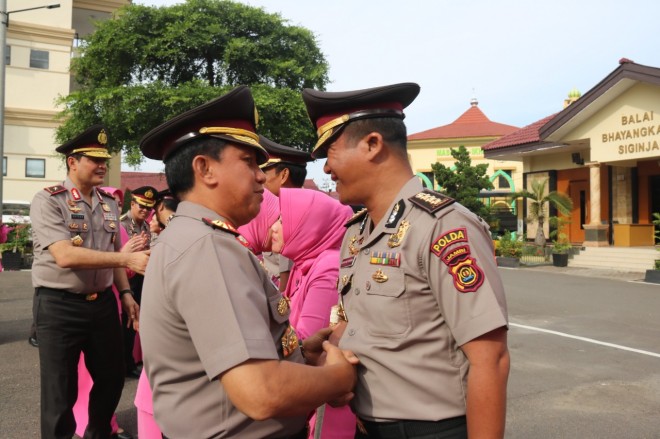 Kapolda mengucapkan selamat kepada Kombes Pol Kuswahyudi Tresnadi.