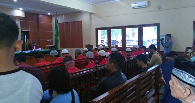 20 terdakwa kasus penyelundupan ratusan ribu Baby Lobster saat mendengarkan putusan majelis hakim di Pengadilan Negeri Jambi, Rabu (2/1). Foto : Ist For Jambiupdate