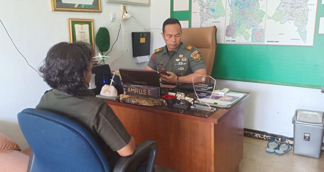 Maya Sopia (46) warga Kampung Jawa, Kecamatan Danau Teluk, Kota Jambi, saat diperiksa Pasi Intel Kodim 0415/Batanghari, Kapten Amru, di ruangannya , Kamis (3/1).