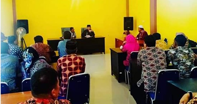 Bupati Sarolangun saat mengevaluasi staf Inspektorat, Kamis (3/1). Foto : Hadinata / Jambiupdate