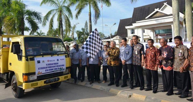  Bupati Tanjabbar, Dr Ir H Safrial MS melepas secara simbolik truk bermuatan beras untuk disalurkan di dua kelurahan (Tungkal Harapan dan Tungkal II) di Kecamatan Tungkal Ilir. Foto : Gatot / Jambiupdate