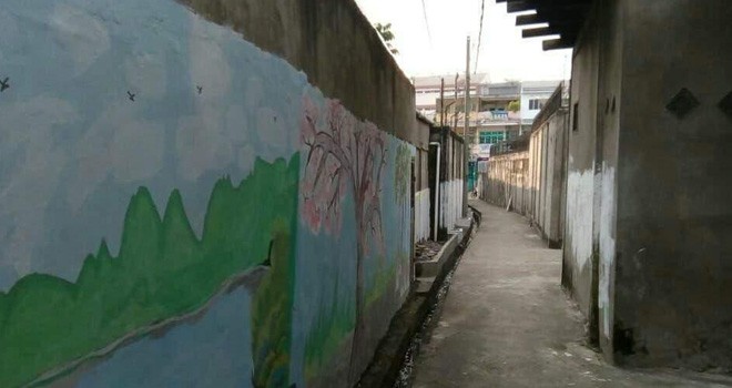 Walaupun dengan dana seadanya, warga mengecet jalan lingkungan agar nampak indah. Foto : Ist