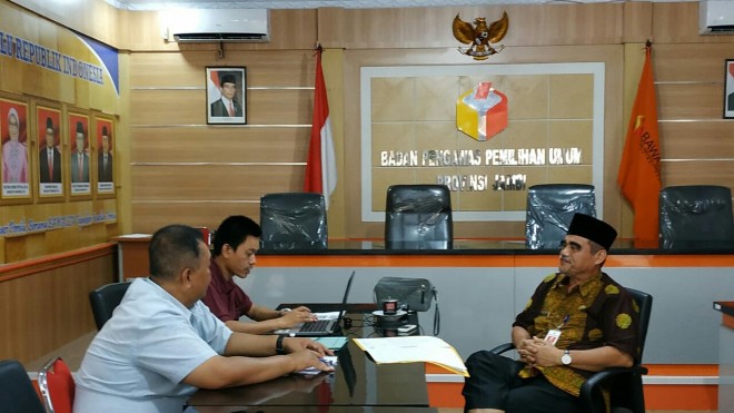 Ujang Hariadi, memenuhi panggilan Bawaslu Provinsi Jambi, Jumat (4/1).