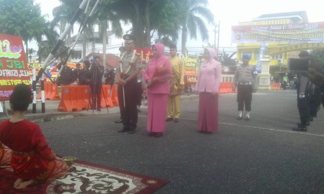 Kombes Dover Disambut Tradisi Pedang Pora di Polresta Jambi. Foto : Doni / Jambiupdate