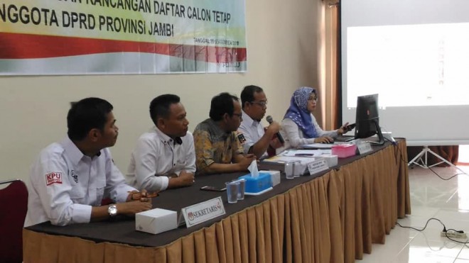 FOTO : FAIZARMAN/JE PEMILIH : Komisioner KPU menggelar rapat koordinasi bersama peserta Pemilu 2019. Hadapi Pemilu, pemilih non e-KTP bisa diakamodir penyelenggara untuk menggunakan hak pilih.