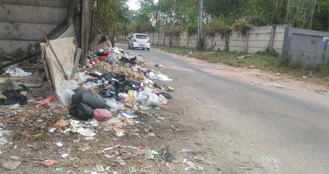 Walaupun sudah ada TPS, warga tetap membuang sampah di jalan dan ini mengganggu warga yang lewat. Foto : Ist