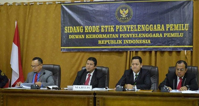 Anggota DKPP RI, Prof Muhammad memimpin sidang dugaan pelanggaran kode etik pimpinan Bawaslu Batanghari di aula kantor KPU Provinsi Jambi, Jumat (4/1). Foto : Faizarman / Jambiupdate