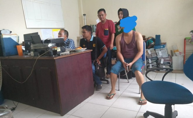 Pelaku pembuang sampah sembarangan saat di amankan Pemkot Jambi. Foto : Ist