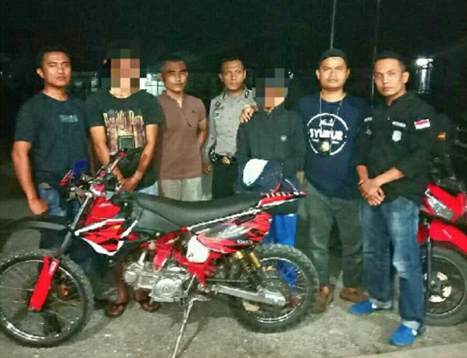 Tersangka dan barang bukti hasil curiannya saat diamankan anggota Polsek Air Hangat Timur, Sabtu (5/1). Foto : Gusnadi / Jambiupdate