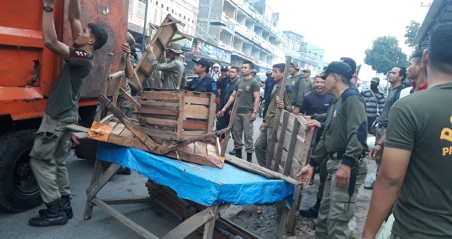 Petugas Satpol PP saat mengamankan Pedagang di Pasar Talang Banjar. Foto : Jambiupdate