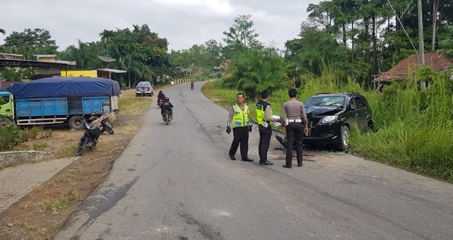 Petugas saat melakukan olah TKP usai kecelakaan yang menewaskan Bentoro di Jalan Lintas Jambi - Bungo tepatnya di KM 119 Rt 06 Desa Simpang Rantau Gedang, Kecamatan Mersam, Kabupaten Batanghari, Senin (7/1). Foto : Reza / Jambiupdate
