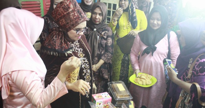 Rahima Fachrori mengunjungi stand pameran Organisasi Perangkat Daerah Pemerintah Provinsi Jambi. Foto : Ist For Jambiupdate