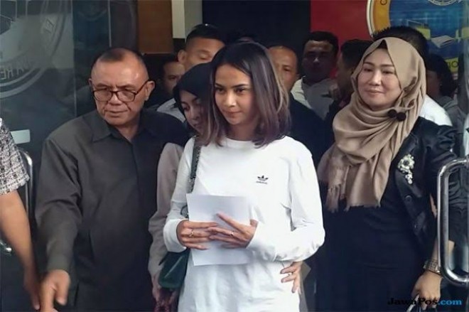 Usai diperiksa Vanessa Angel sempat meminta maaf kepada publik atas kegaduhan yang terjadi di tengah-tengah masyarakat di Mapolda Jatim, Minggu (6/1). Foto : Aryo Mahendro/JawaPos.com