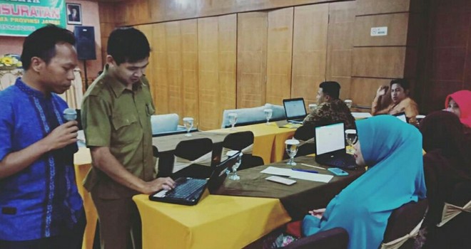 Terlihat Anwar, (baju biru) mengajarkan web yang baru saja dibuat. Foto : Ist
