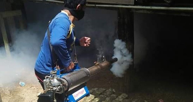 Selain melaksanakan fogging, warga juga diminta rutin menggelar gotong royong untuk mencegak berkembangnya DBD. Foto : Ist