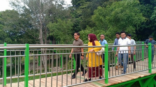 H Bakri meninjau taman anggrek yang terletak di tengah Kota Jambi.