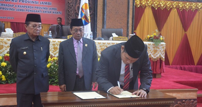 Wakil Ketua DPRD Provinsi Jambi Supardi Nurzain melakukan Penandatanganan berita acara pengesahan empat Ranperda (8/1) kemarin. Foto : Ist