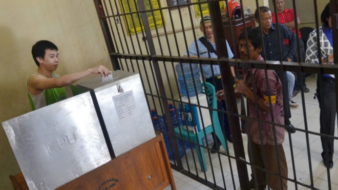 FOTO : DOK/JE PEMILU : Tahanan Polda Jambi ikut menggunakan hak pilihnya pada Pemilukada 2015 lalu. Hadapi Pemilu 2019, uji biometrik tidak bisa dilakukan penyelenggara. 