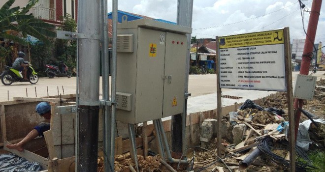 Proyek pengerjaan peningkatan struktur jalan Patunas yang bersumber di Kuala Tungkal, Kabupaten Tanjabbar. Foto : Gatot / Jambiupdate
